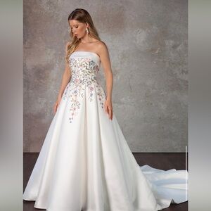 Elegant Strapless Floral Embroidered Wedding Gown- Perfect for Spring or Summer!